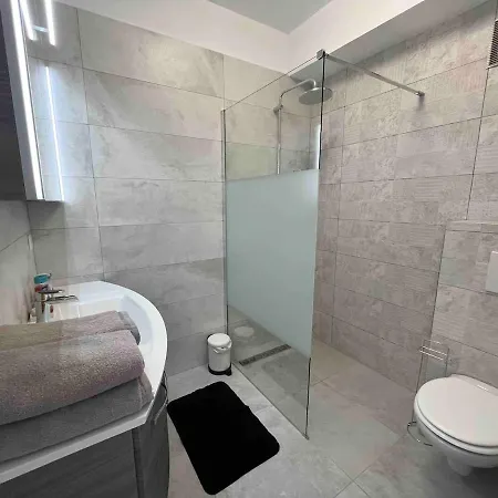 Apartman Beautiful Pool & Garage View