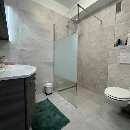 Beautiful Pool & Garage View * ניס