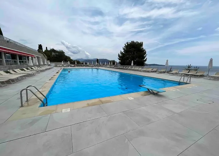 Beautiful Pool & Garage View דירה